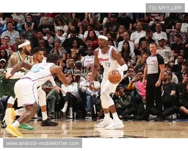 字母哥伤退雄鹿加时苦战险胜热火晋级系列赛 字母哥伤退雄鹿加时苦战险胜热火晋级系列赛